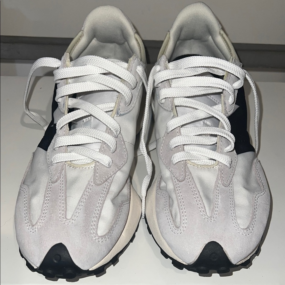 Men’s New Balance 327 Sneakers 8.5  White and Black Sneakers